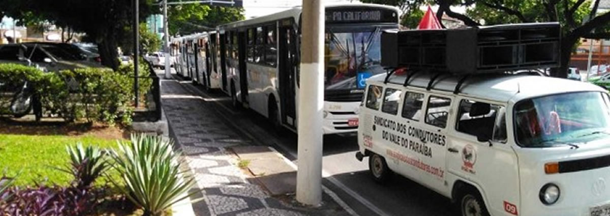 Condutores do transporte público protestam em Jacareí, contra o corredor de ônibus